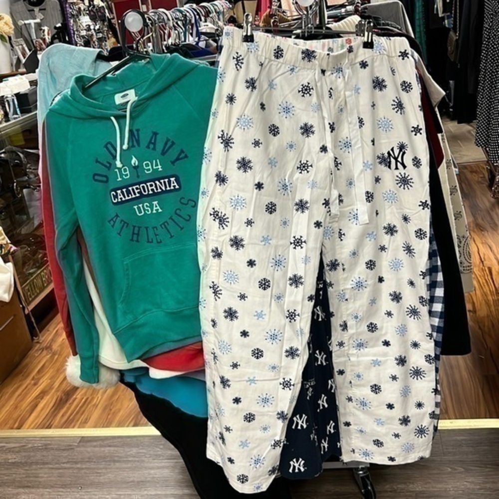 Yankee size medium, snowflake women’s pajama bottoms